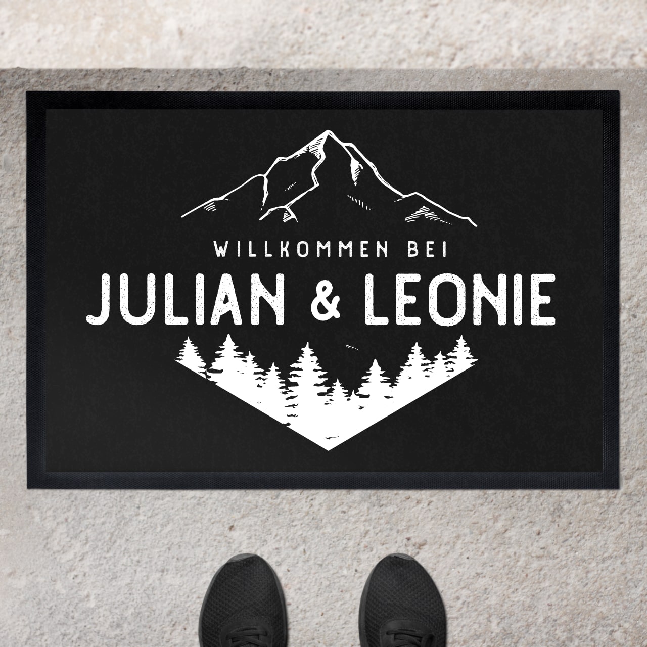 Fußmatte mit Motiv Berge und Wälder und Namen personalisiert